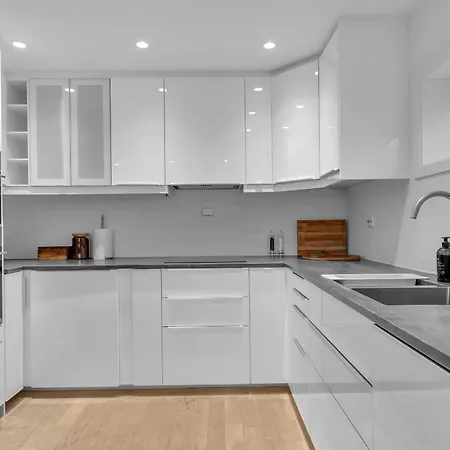 Arctic Pearl - House With 4 Bedrooms And 2 Bathrooms بيت للعطل *